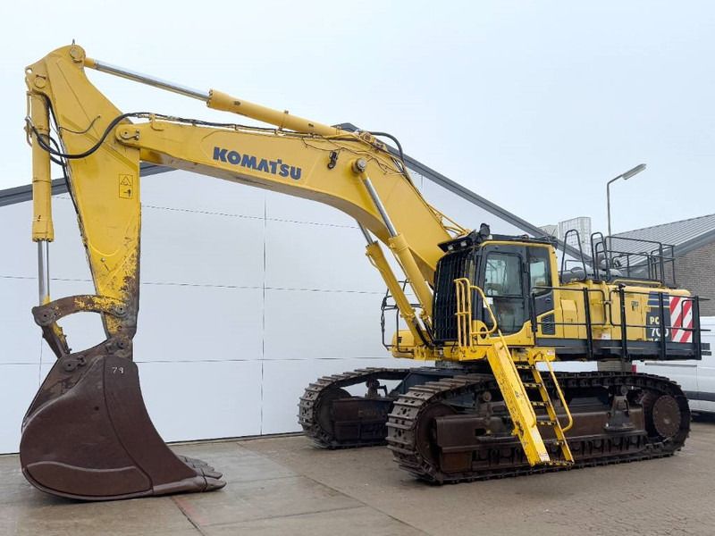 2015 Komatsu PC700LC-8EO crawler excavator side view 2015 Komatsu PC700LC-8EO crawler excavator side view