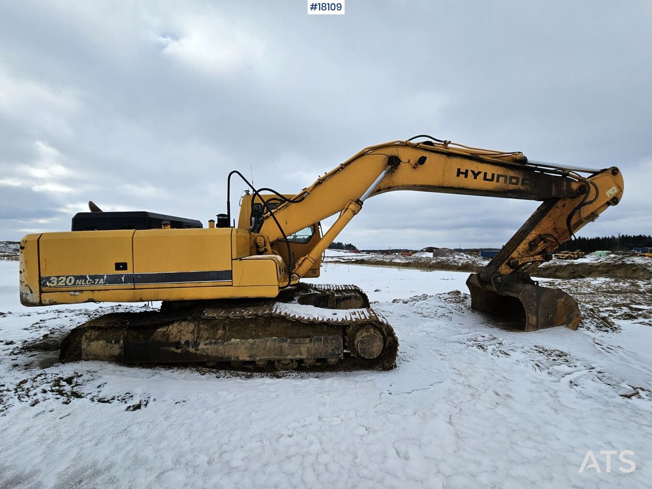 2007 Hyundai R320NLC-7A crawler excavator, side profile view 2007 Hyundai R320NLC-7A crawler excavator, side profile view