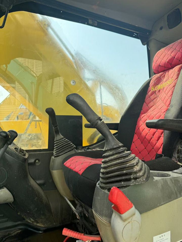 Innenansicht Führerhaus 2018 Komatsu PC200-8 Raupenbagger Innenansicht Führerhaus 2018 Komatsu PC200-8 Raupenbagger