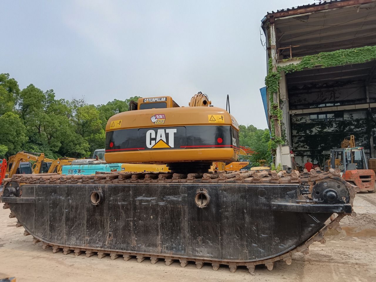 2024 Caterpillar 320CL Amphibienbagger, Heckansicht 2024 Caterpillar 320CL Amphibienbagger, Heckansicht