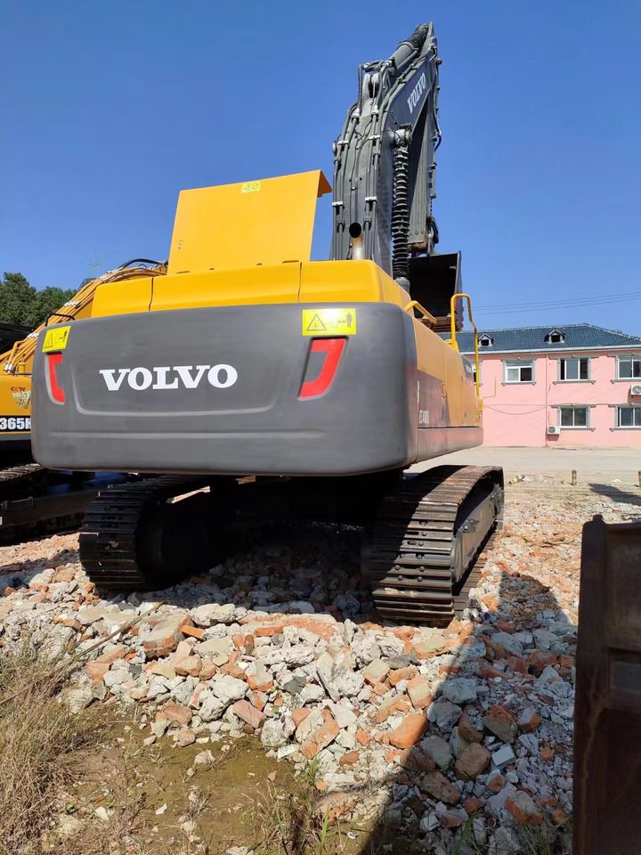 Volvo EC480E crawler excavator, rear view Volvo EC480E crawler excavator, rear view