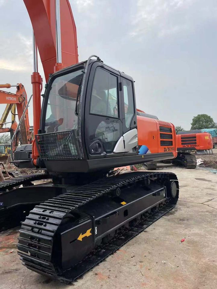 2020 Hitachi Zaxis 350 crawler excavator, side view 2020 Hitachi Zaxis 350 crawler excavator, side view