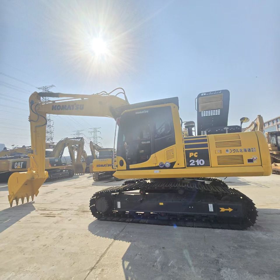 2024 Komatsu PC210 crawler excavator side view 2024 Komatsu PC210 crawler excavator side view