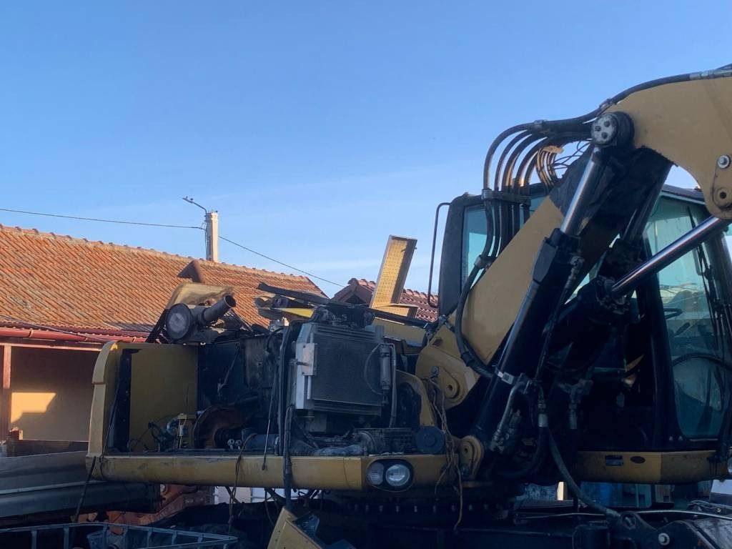 2011 Caterpillar M318D wheel excavator engine compartment view 2011 Caterpillar M318D wheel excavator engine compartment view