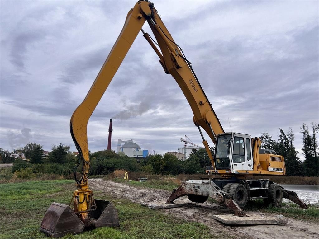 2003 Liebherr 934 material handler, side view 2003 Liebherr 934 material handler, side view