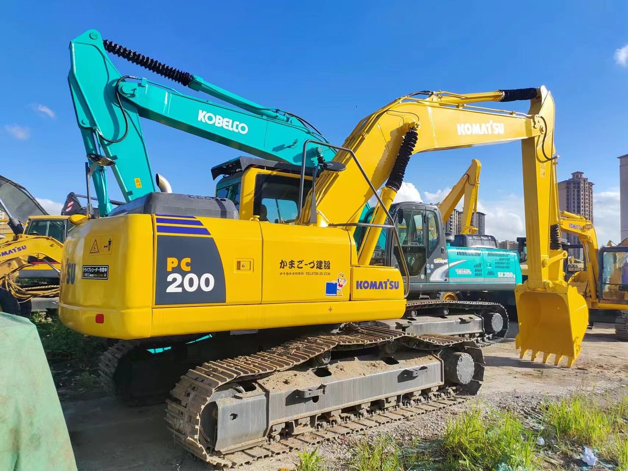 Escavadora de rastos Komatsu PC200-8 de 2018, vista traseira a três quartos Escavadora de rastos Komatsu PC200-8 de 2018, vista traseira a três quartos