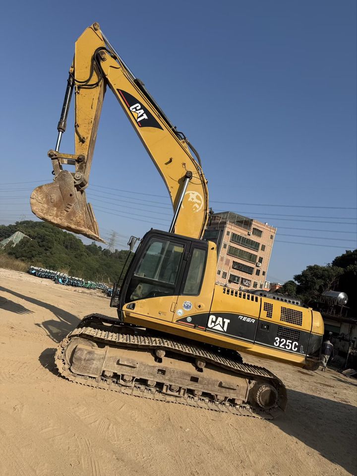 2006 Caterpillar 325CL crawler excavator, side profile view 2006 Caterpillar 325CL crawler excavator, side profile view