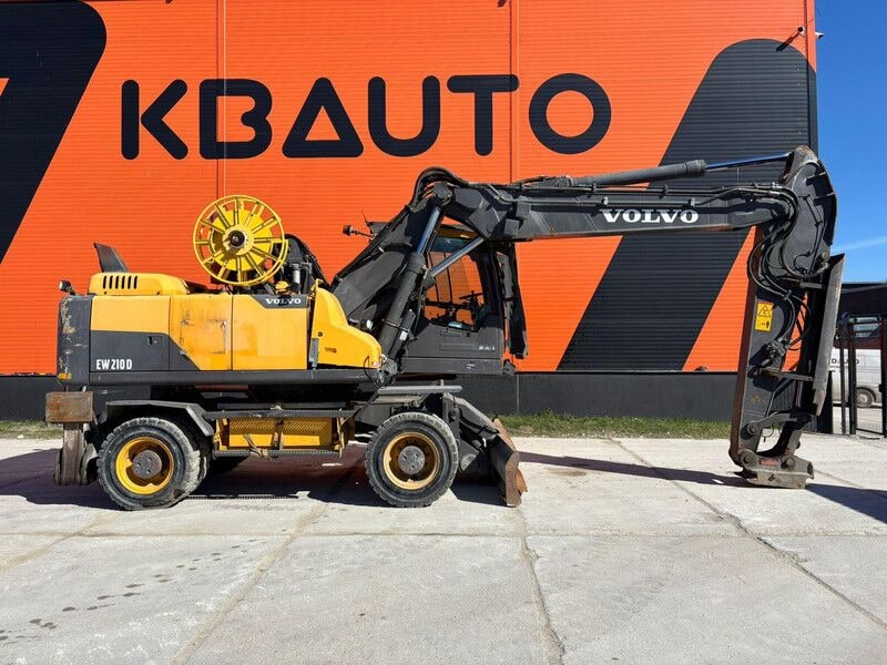 2017 Volvo EW210D wheel excavator side view
