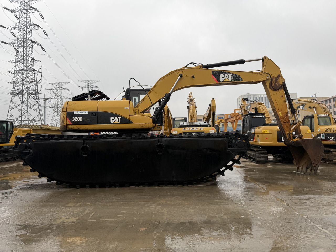 Koparka amfibijna Caterpillar 320D z 2019 roku, widok z boku Koparka amfibijna Caterpillar 320D z 2019 roku, widok z boku