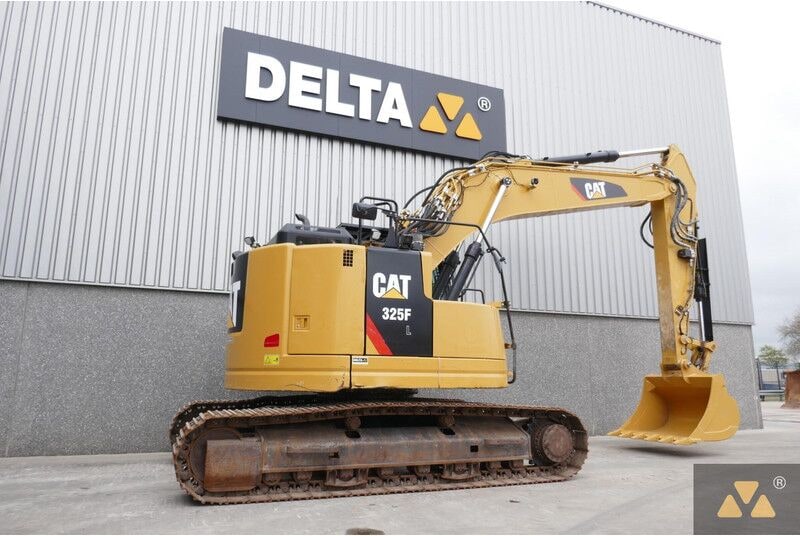 2018 Caterpillar 325FL crawler excavator, side view 2018 Caterpillar 325FL crawler excavator, side view