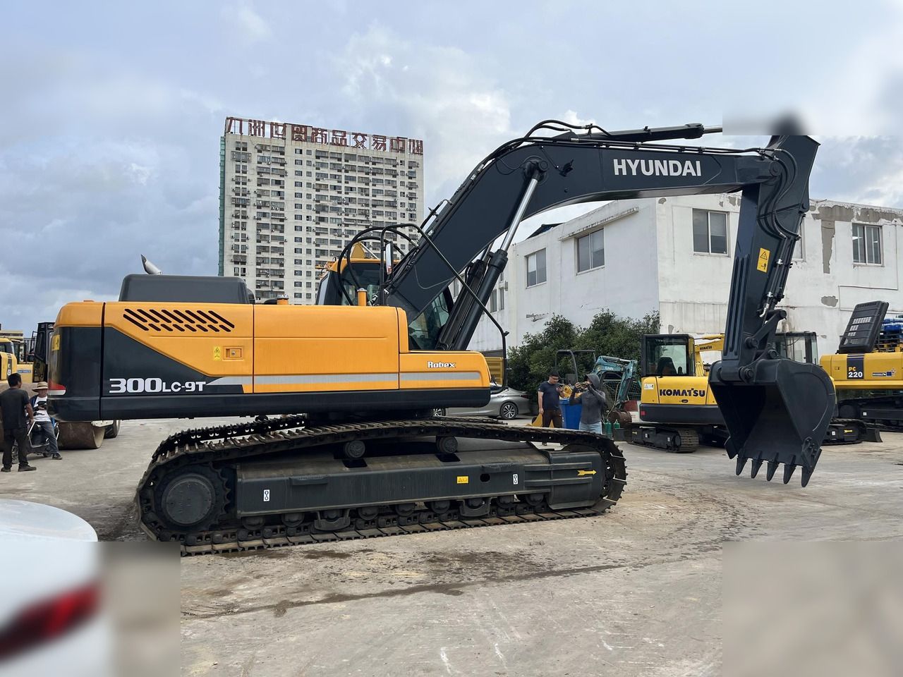 2019 Hyundai R300LC-9T crawler excavator, side profile view 2019 Hyundai R300LC-9T crawler excavator, side profile view