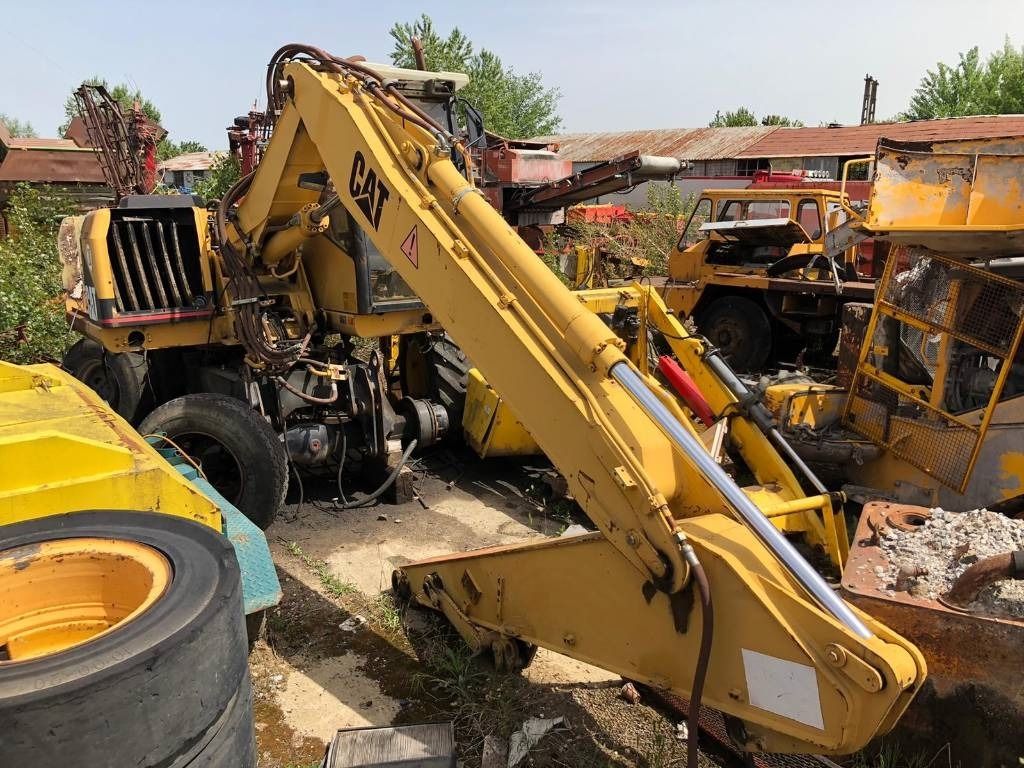 1999 Caterpillar M312 wheel excavator, side view 1999 Caterpillar M312 wheel excavator, side view