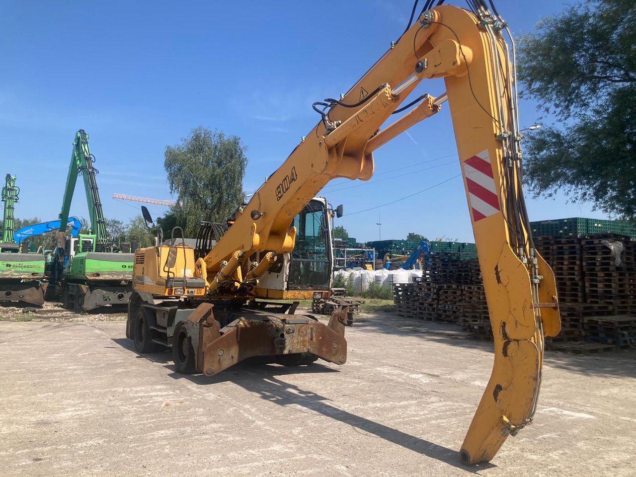 2007 Liebherr 904 Litronic material handler, side view 2007 Liebherr 904 Litronic material handler, side view