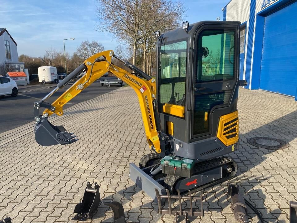 Berger Kraus BK950KS mini excavator, side view Berger Kraus BK950KS mini excavator, side view