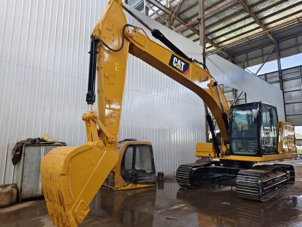 2023 Caterpillar 320GC crawler excavator, side profile view 2023 Caterpillar 320GC crawler excavator, side profile view