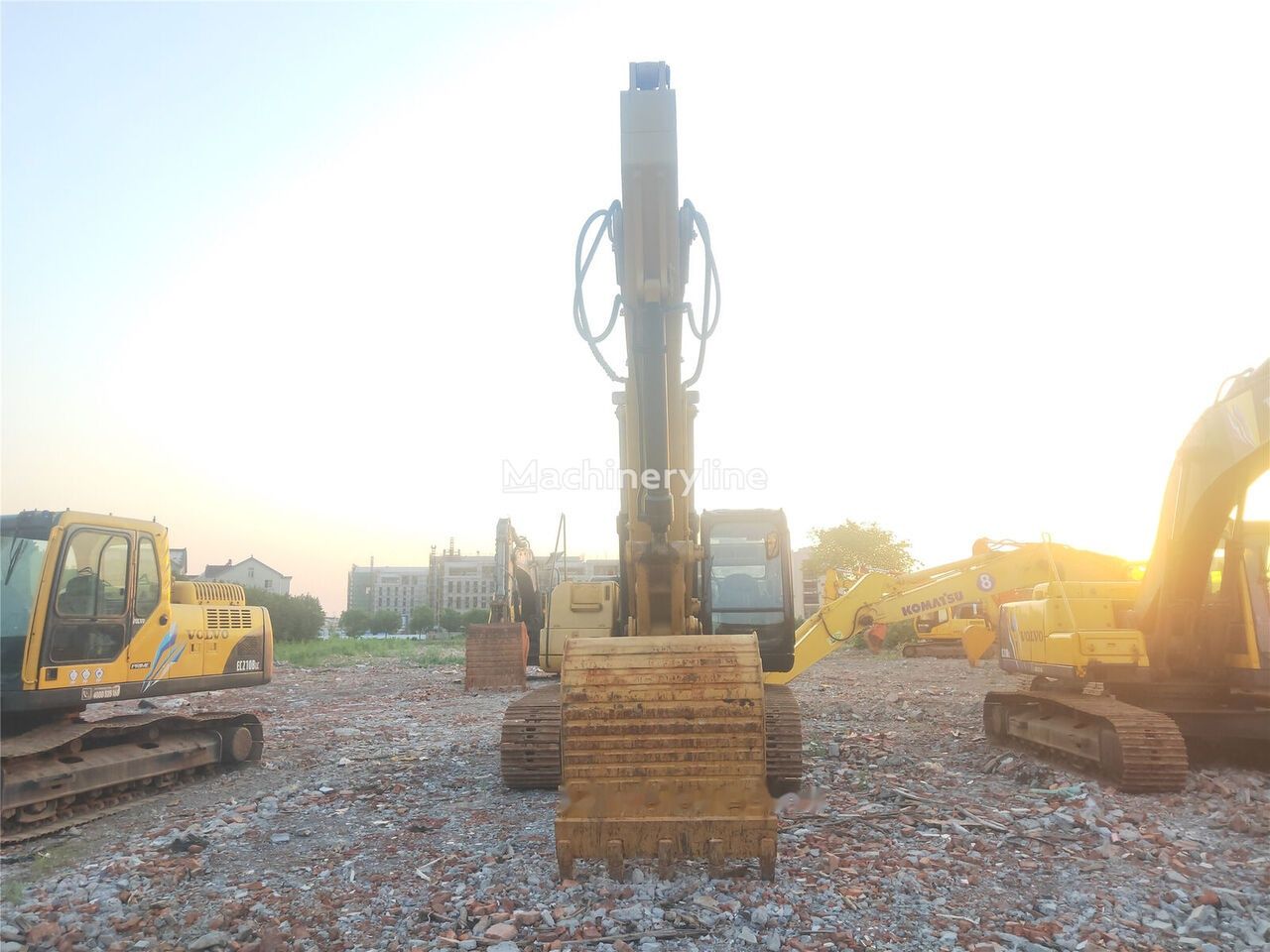 Caterpillar 325C crawler excavator, front view