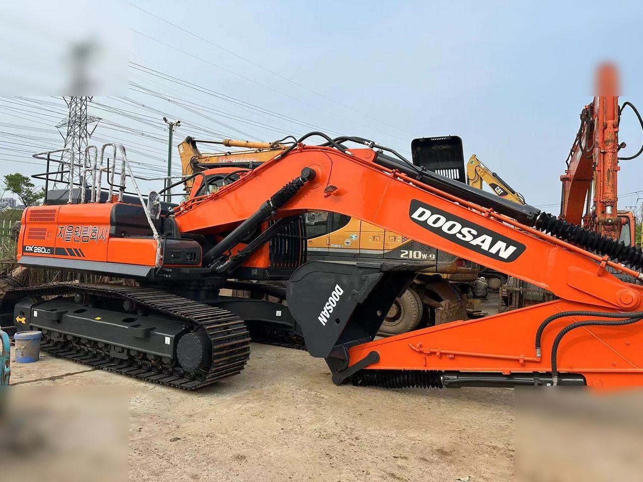 2020 Doosan DX260LC crawler excavator, side view 2020 Doosan DX260LC crawler excavator, side view