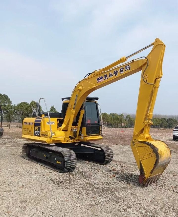 2019 Komatsu PC130 crawler excavator, side view 2019 Komatsu PC130 crawler excavator, side view