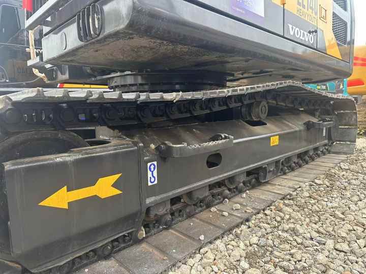 2022 Volvo EC140 crawler excavator undercarriage view 2022 Volvo EC140 crawler excavator undercarriage view