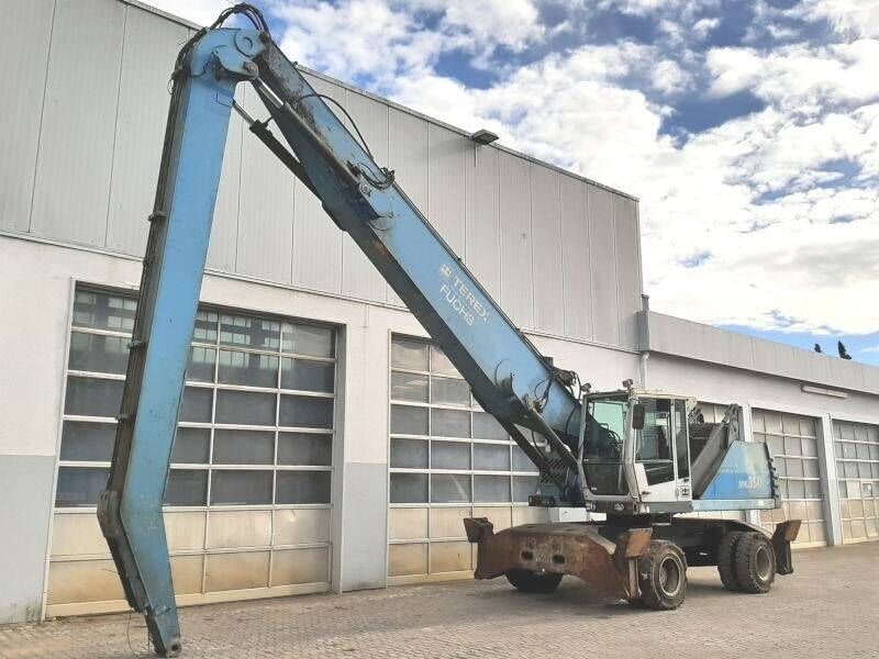 2011 Fuchs MHL350D material handler, side view 2011 Fuchs MHL350D material handler, side view