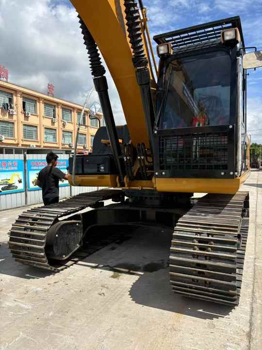 2024 Caterpillar 320D2 Raupenbagger, Ansicht von hinten dreiviertel