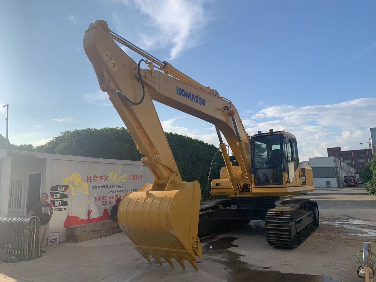 2020 Komatsu PC300 crawler excavator, front three-quarter view 2020 Komatsu PC300 crawler excavator, front three-quarter view