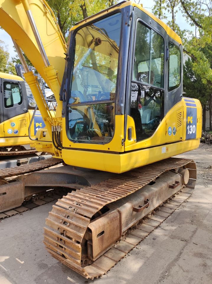 2016 Komatsu PC130-7 crawler excavator, side view 2016 Komatsu PC130-7 crawler excavator, side view