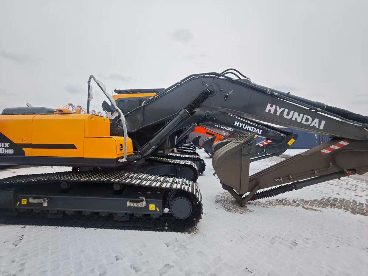 Hyundai HX220HD crawler excavator, side profile view