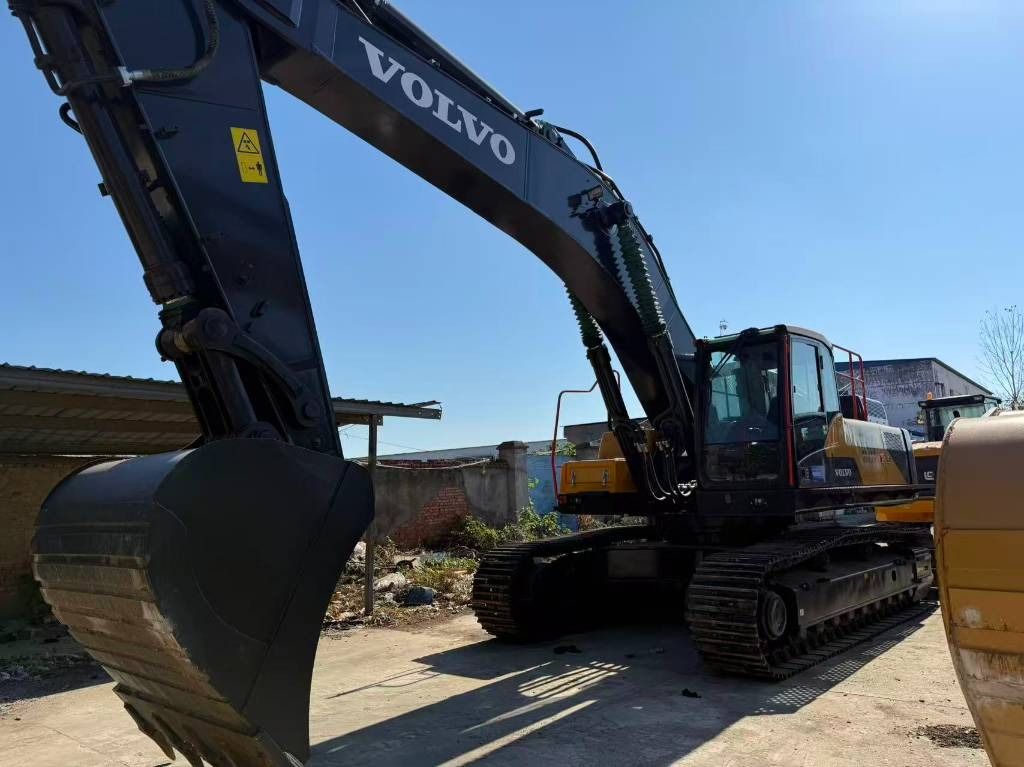 2025 Volvo EC480 crawler excavator, front three-quarter view