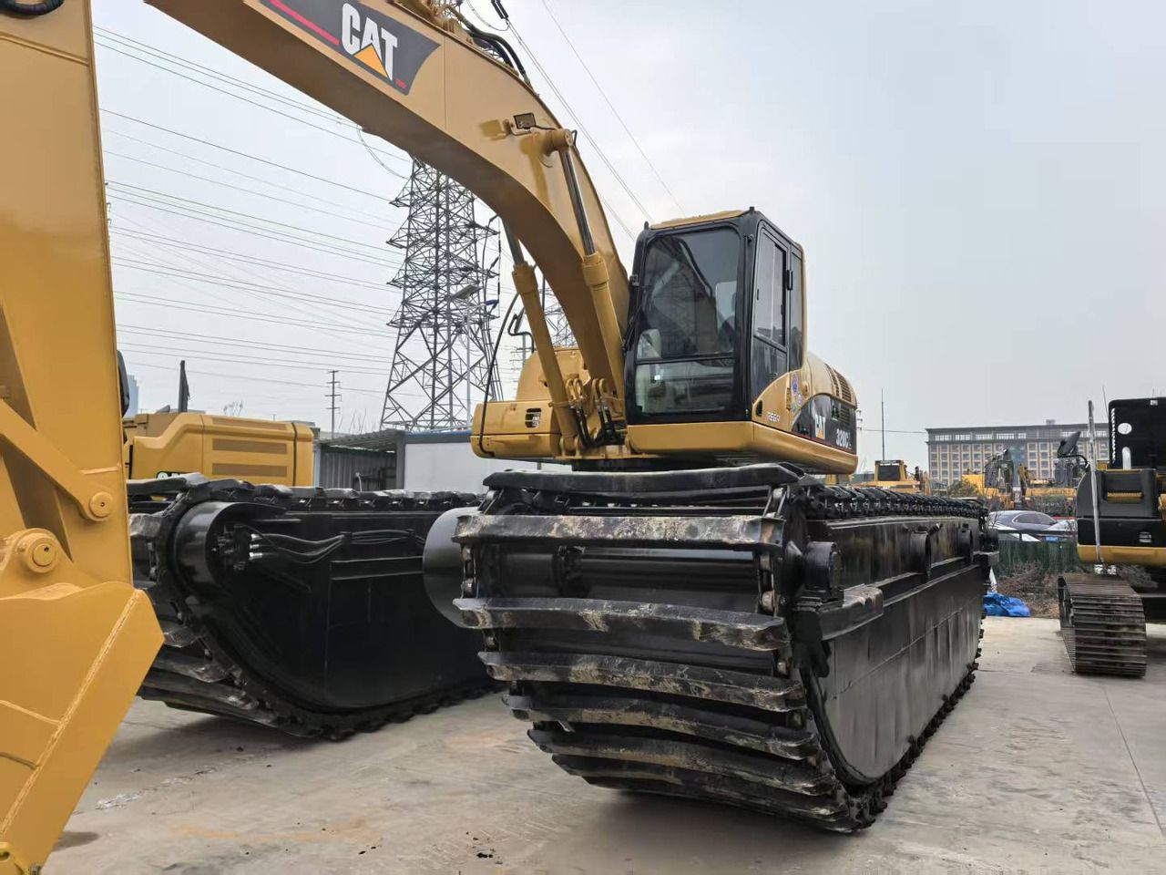 2020 Caterpillar 320CL Amphibienbagger, Front-Dreiviertelansicht 2020 Caterpillar 320CL Amphibienbagger, Front-Dreiviertelansicht