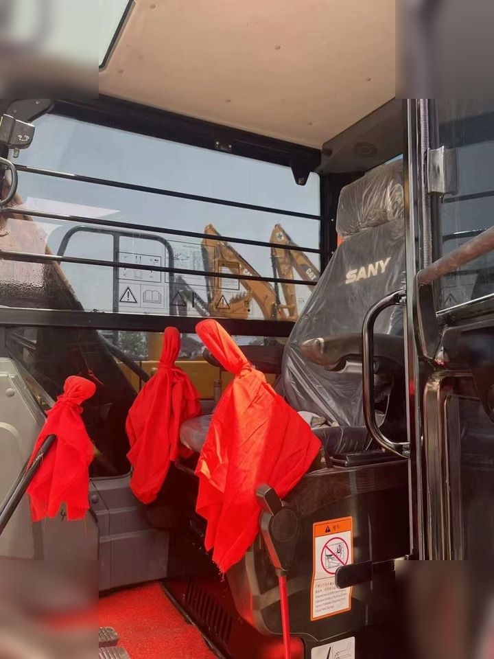 2022 Sany SY95C Crawler Excavator interior view 2022 Sany SY95C Crawler Excavator interior view