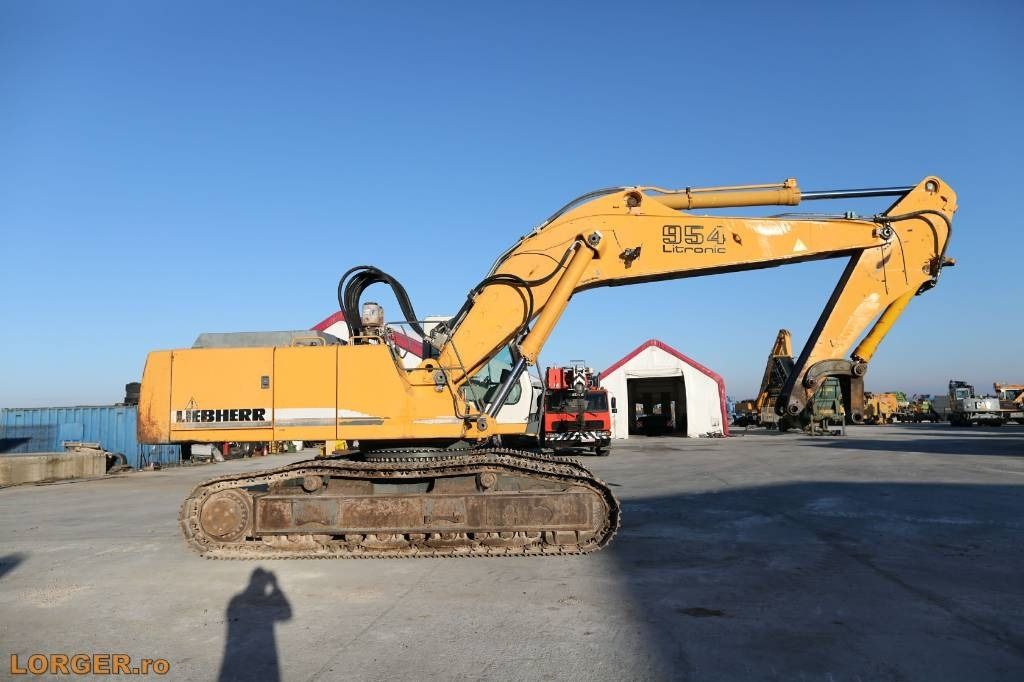 2005 Liebherr R954 B crawler excavator, side view 2005 Liebherr R954 B crawler excavator, side view