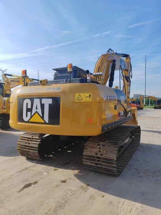 Excavadora de orugas Caterpillar 320D2 2023, vista trasera de tres cuartos Excavadora de orugas Caterpillar 320D2 2023, vista trasera de tres cuartos