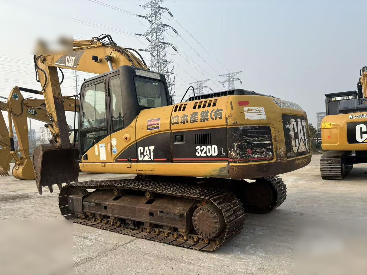 Excavator pe șenile Caterpillar 320DL, 2018, vedere din spate trei sferturi Excavator pe șenile Caterpillar 320DL, 2018, vedere din spate trei sferturi