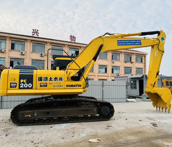 2018 Komatsu PC200-6 crawler excavator, side profile view 2018 Komatsu PC200-6 crawler excavator, side profile view