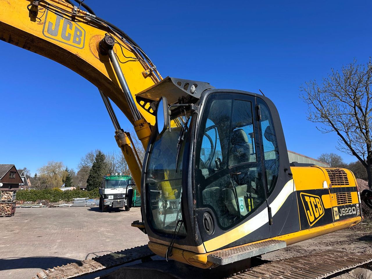 2007 JCB JS220LC crawler excavator, side profile view of cab and boom 2007 JCB JS220LC crawler excavator, side profile view of cab and boom