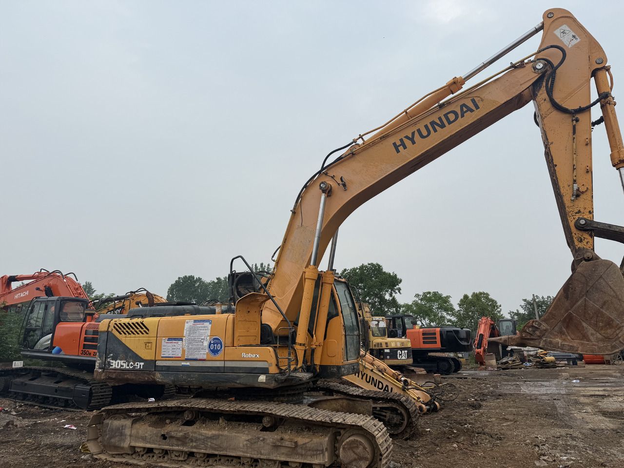 2020 Hyundai 305LC-9T crawler excavator, side profile view