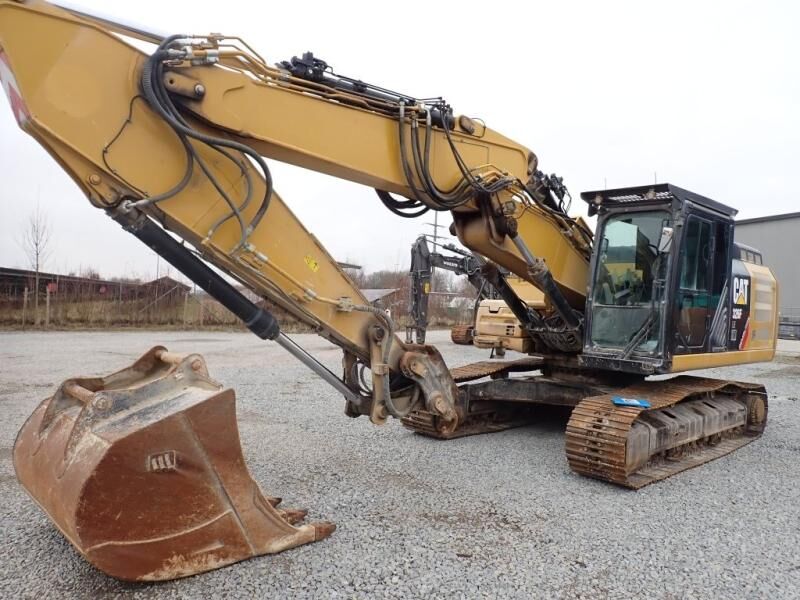 2018 Caterpillar 326FLN crawler excavator, side view 2018 Caterpillar 326FLN crawler excavator, side view