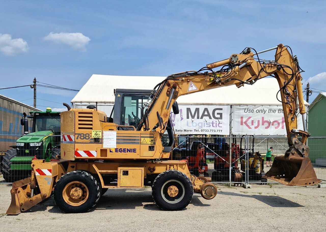 1997 CASE 788 wheel excavator side view 1997 CASE 788 wheel excavator side view