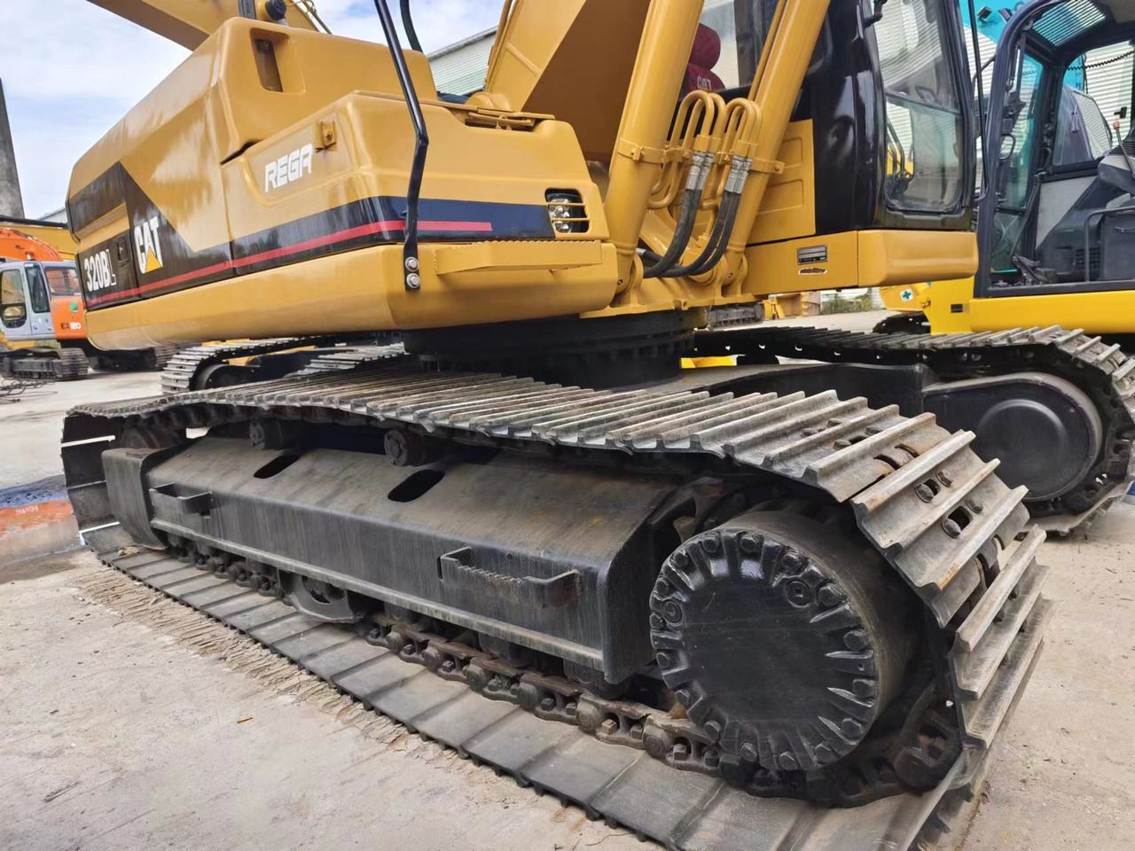 2015 Caterpillar 320BL crawler excavator side view 2015 Caterpillar 320BL crawler excavator side view
