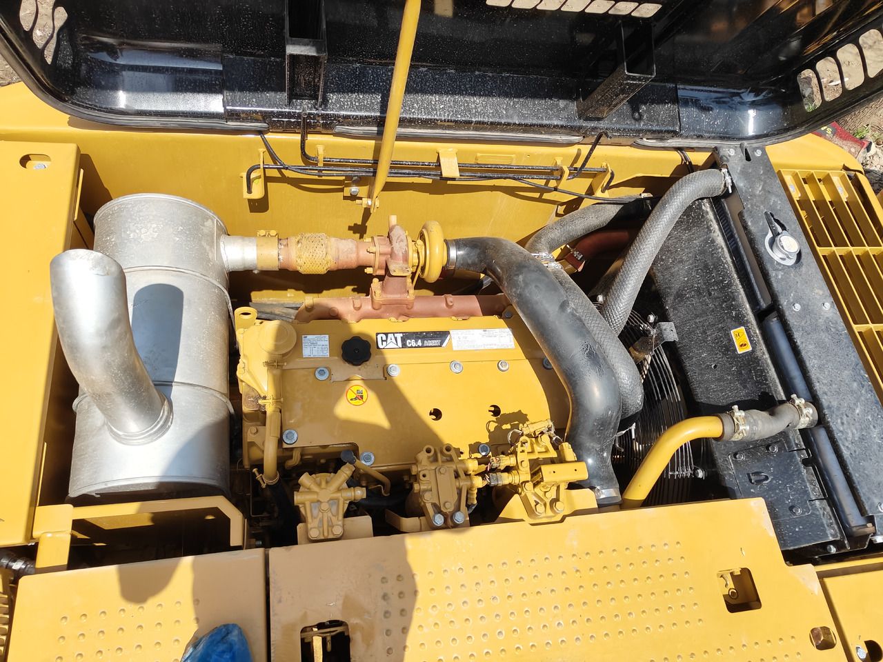 Vue du compartiment moteur d'une pelle sur chenilles Caterpillar 320D2 de 2026
