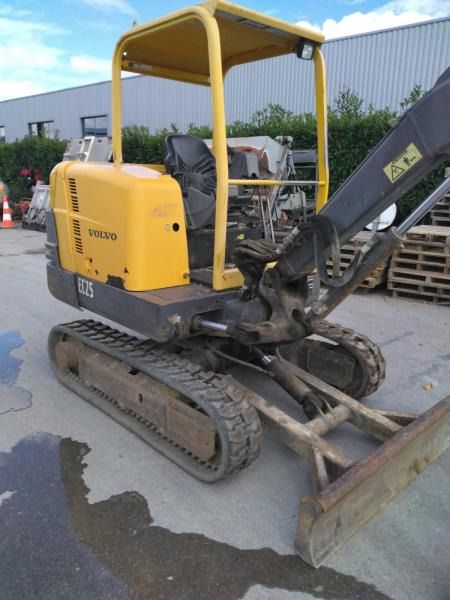 2007 Volvo EC25 mini excavator, rear three-quarter view 2007 Volvo EC25 mini excavator, rear three-quarter view