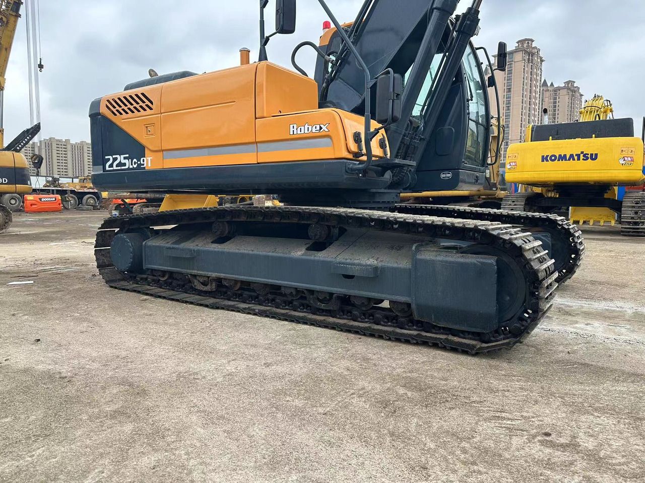 2024 Hyundai R225LC-9T crawler excavator side view 2024 Hyundai R225LC-9T crawler excavator side view