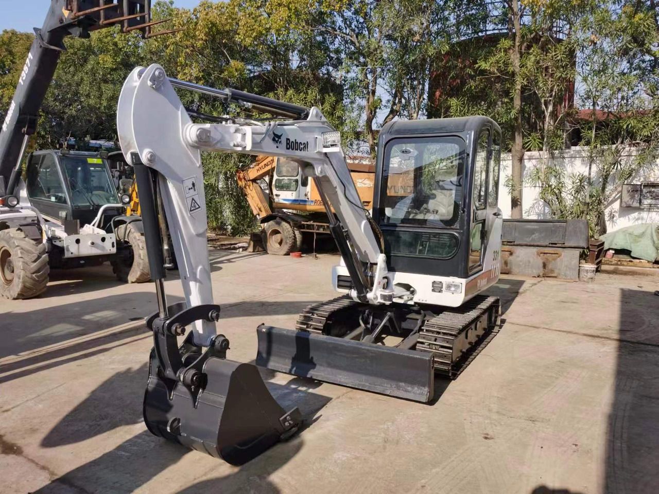 2012 Bobcat 331G mini excavator, front three-quarter view 2012 Bobcat 331G mini excavator, front three-quarter view