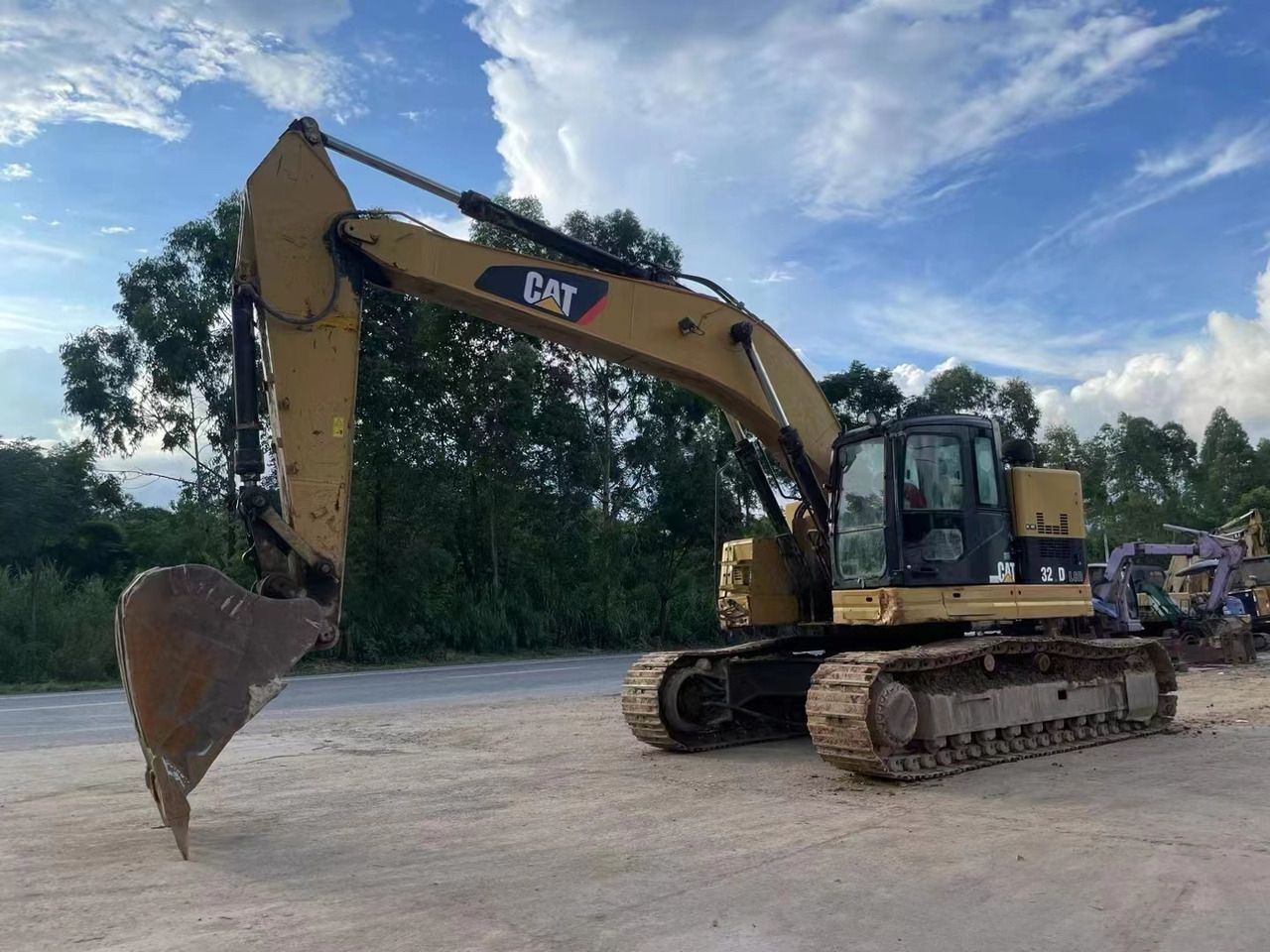 2024 Caterpillar 328D LCR crawler excavator, side profile view 2024 Caterpillar 328D LCR crawler excavator, side profile view
