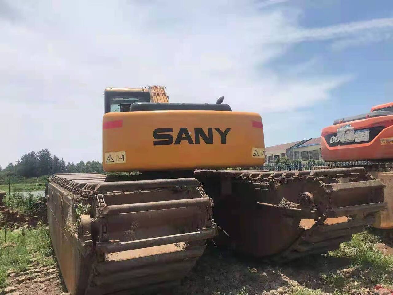2020 Sany 215C amphibious excavator, rear view 2020 Sany 215C amphibious excavator, rear view