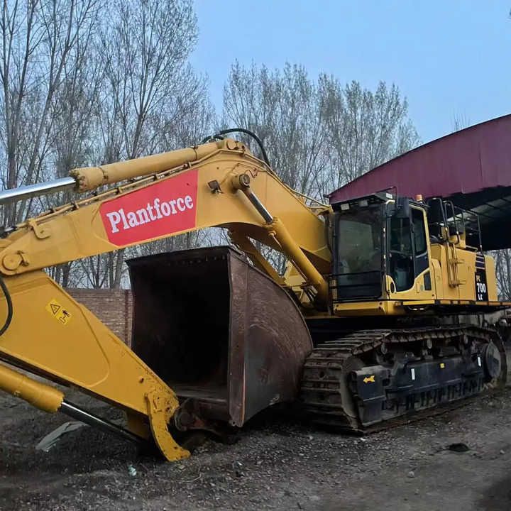 2020 Komatsu PC700 LC crawler excavator, side view 2020 Komatsu PC700 LC crawler excavator, side view