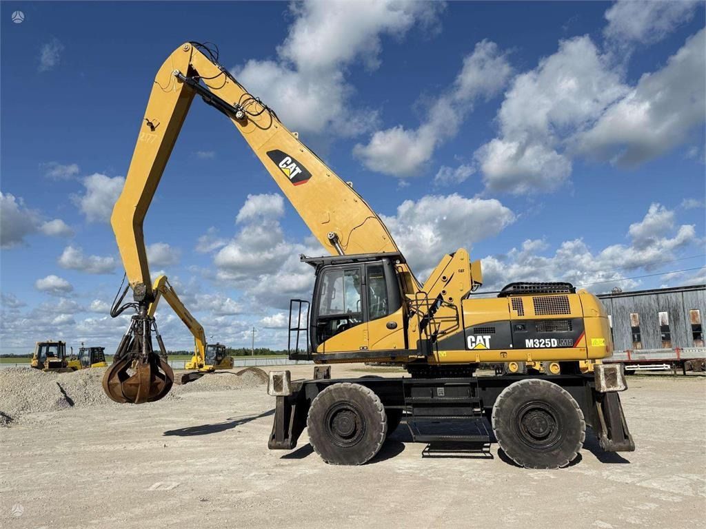 2010 Caterpillar M325DLMH wheel excavator side view 2010 Caterpillar M325DLMH wheel excavator side view