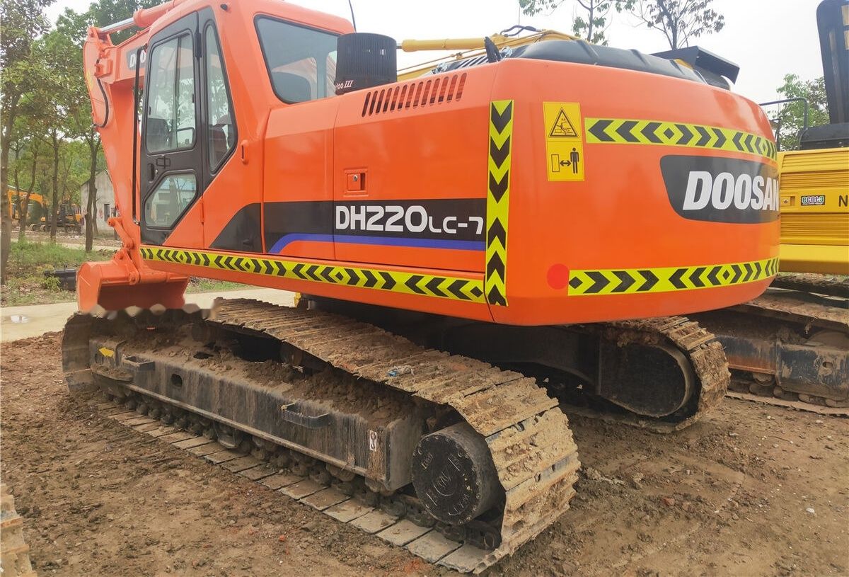2020 Doosan DH220LC-7 crawler excavator rear three-quarter view 2020 Doosan DH220LC-7 crawler excavator rear three-quarter view