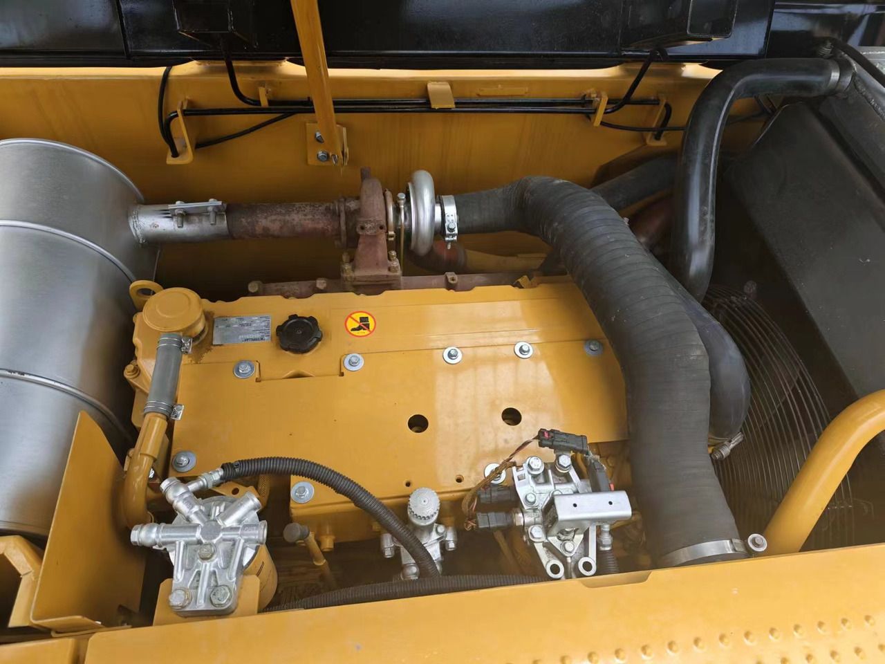 2022 Caterpillar 320DL гусеничный экскаватор, вид моторного отсека